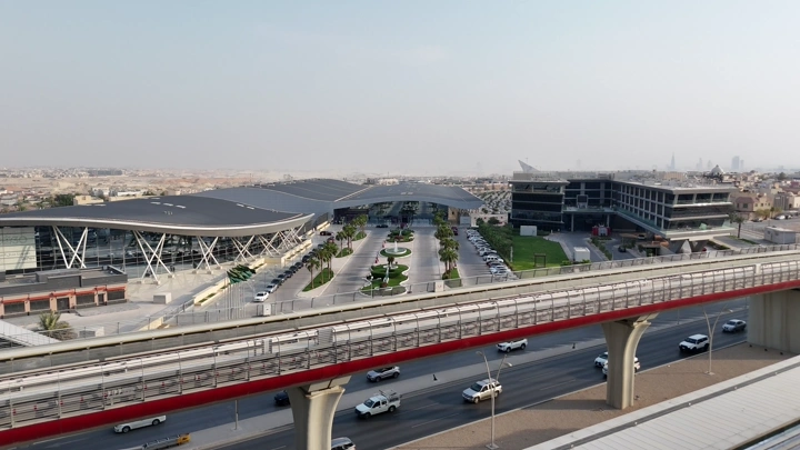 مركز الرياض الدولي للمؤتمرات والمعارض مع مرور قطار أمامه، لقطة جوية.