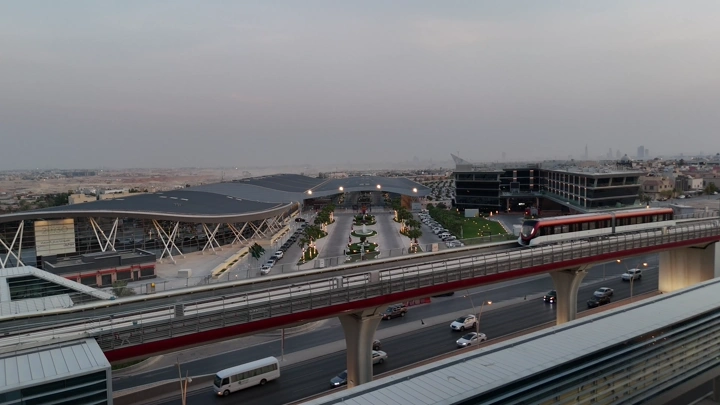 مركز الرياض الدولي للمؤتمرات والمعارض مع مرور قطار، لقطة جوية.