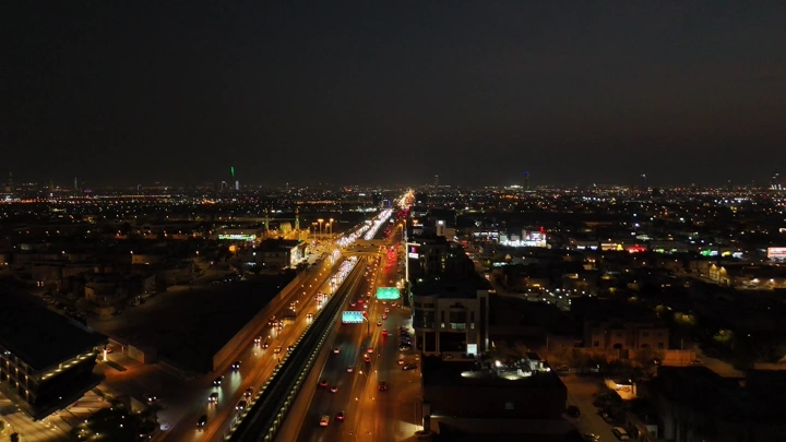 طريق الملك عبدالله في الرياض ليلاً، لقطة جوية.
