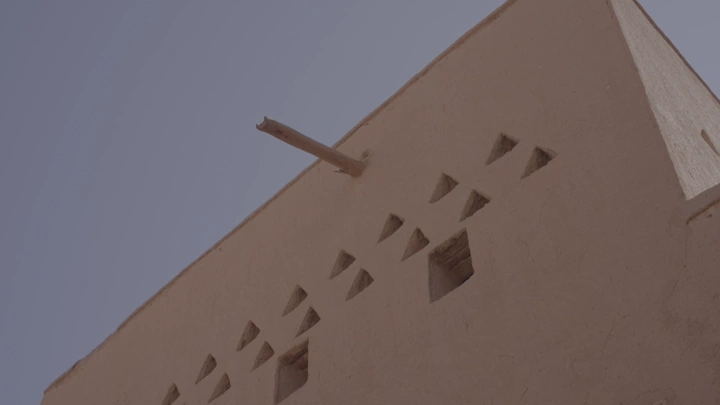 زاوية من قصر المصمك في الرياض، لقطة منخفضة.