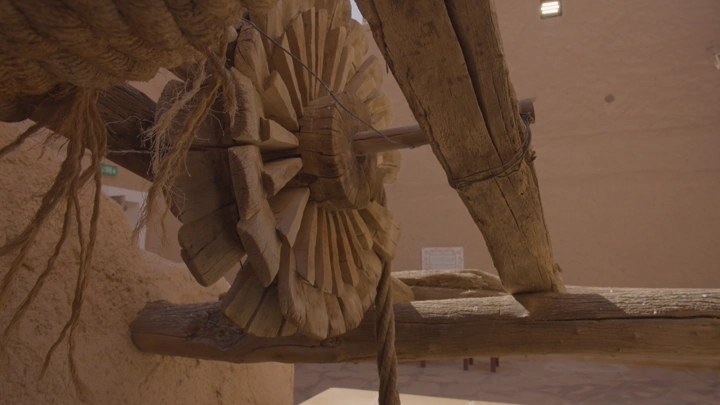 عجلة خشبية في قصر المصمك في الرياض، لقطة قريبة.