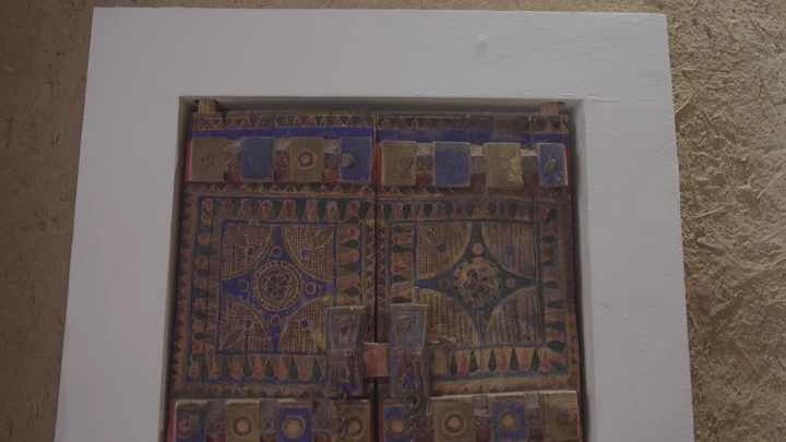 باب مزخرف في قصر المصمك في الرياض، لقطة قريبة.