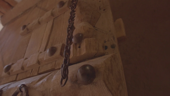 باب خشبي تقليدي في المصمك في الرياض، لقطة قريبة.