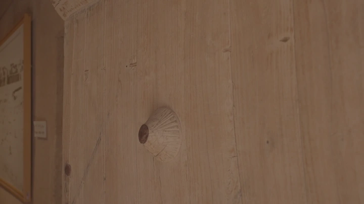 تفاصيل جدار طيني في قصر المصمك بالرياض، لقطة قريبة.