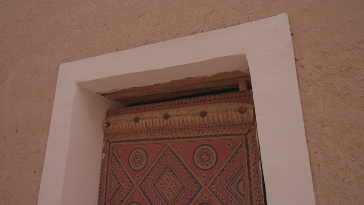 باب مزخرف في قصر المصمك بالرياض، لقطة قريبة.