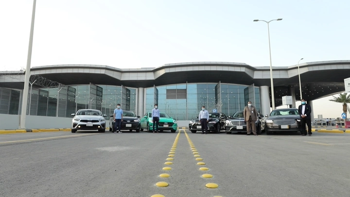 سيارات مصطفة أمام مطار الرياض للتأجير في النهار، لقطة أمامية.