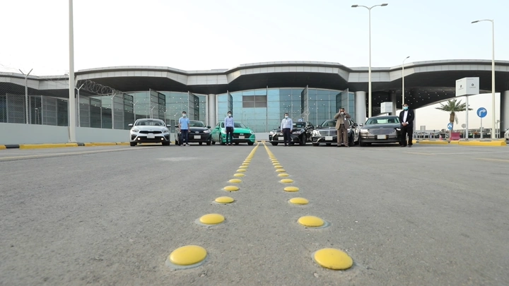 سيارات مصطفة مع موظفين أمام مطار الرياض للتأجير، لقطة منخفضة.
