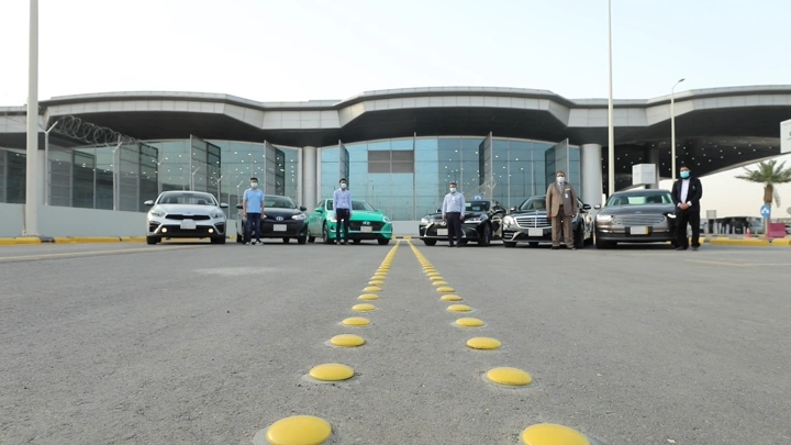 سيارات مصطفة أمام مطار الرياض للتأجير، لقطة أرضية.