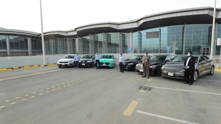 سيارات مصطفة أمام مطار الرياض للتأجير، لقطة نهارية.