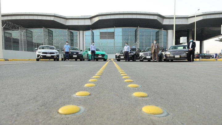 سيارات مصطفة أمام مطار الرياض للتأجير، لقطة منخفضة.