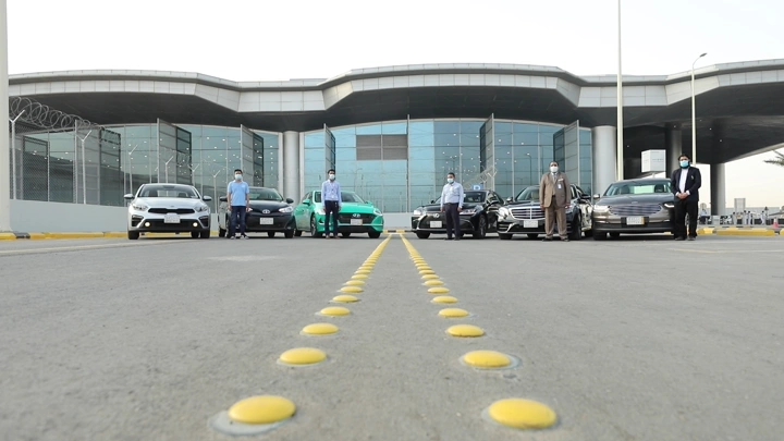 سيارات مصطفة أمام مطار الرياض للتأجير، لقطة أرضية.