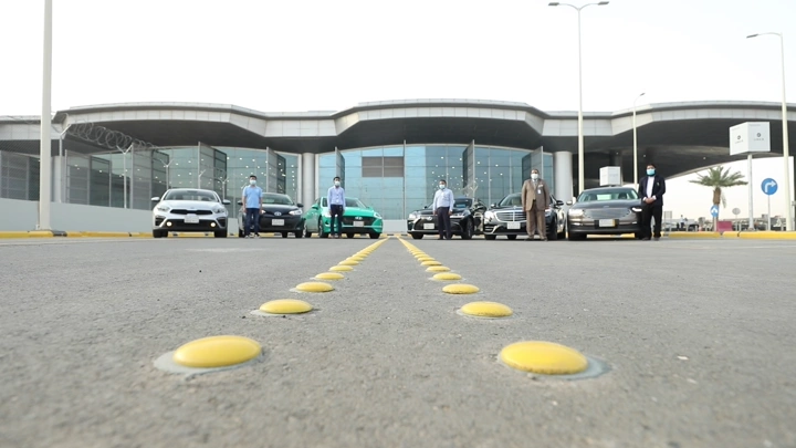 سيارات مصطفة أمام مطار الرياض للتأجير، لقطة منخفضة.