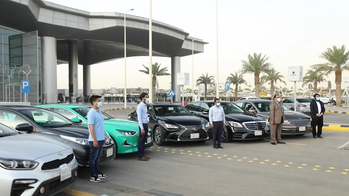 مجموعة سيارات تأجير أمام مطار الرياض، لقطة خارجية.