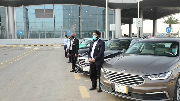سيارات مصطفة أمام مطار الرياض للتأجير، لقطة نهارية.