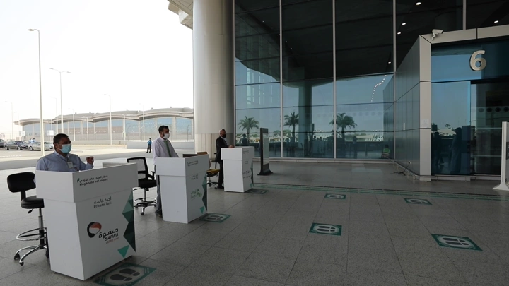 مكاتب تأجير سيارات في مطار الرياض، لقطة نهارية واسعة.