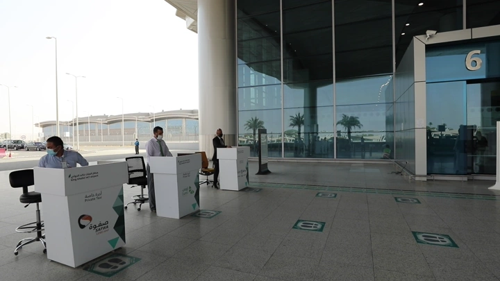 مكاتب تأجير سيارات في مطار الرياض، لقطة نهارية.