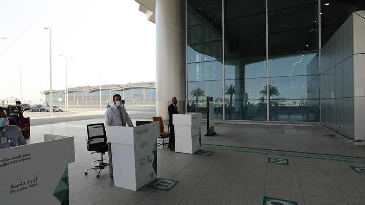 مكاتب تأجير سيارات في مطار الرياض، لقطة نهارية واسعة.