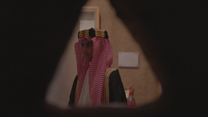 رجل يرتدي الزي السعودي في قصر المصمك في الرياض، لقطة داخلية.
