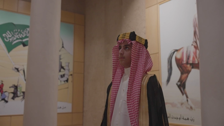 شاب يرتدي الزي السعودي داخل قصر المصمك بالرياض، لقطة داخلية.