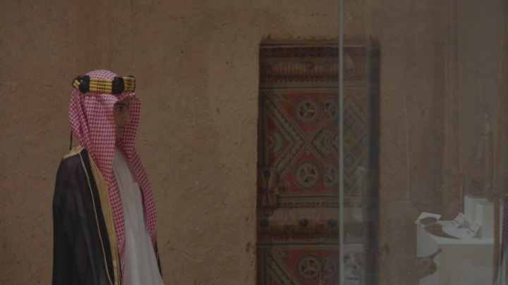 شاب يرتدي الزي السعودي داخل قصر المصمك بالرياض، لقطة داخلية.