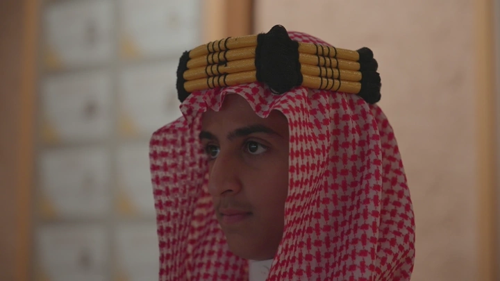 شاب يرتدي الزي السعودي في قصر المصمك، لقطة قريبة.