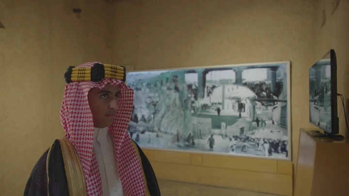 رجل يرتدي الزي السعودي داخل قصر المصمك بالرياض، لقطة داخلية.