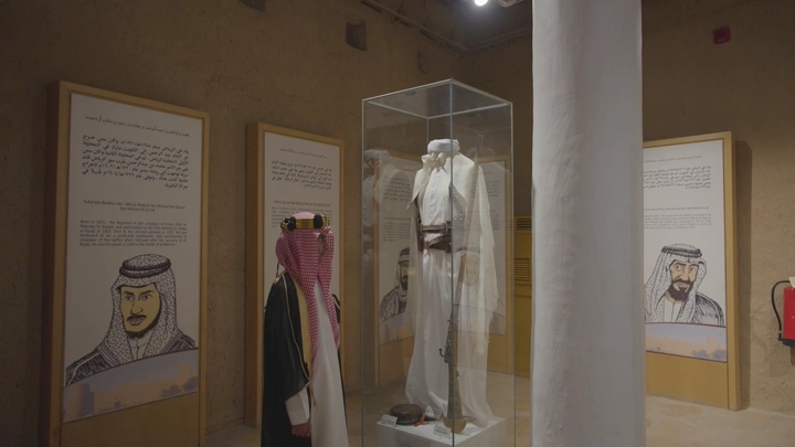 شاب سعودي يتأمل معرض داخل قصر المصمك بالرياض، تصوير داخلي.
