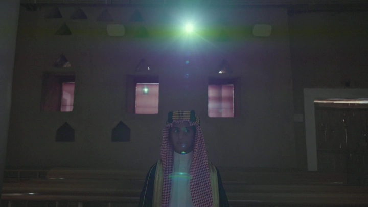 رجل يرتدي الزي السعودي داخل قصر المصمك، لقطة داخلية.