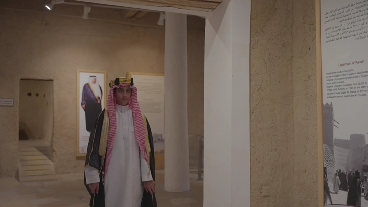 رجل يرتدي الزي السعودي داخل قصر المصمك بالرياض، لقطة داخلية.