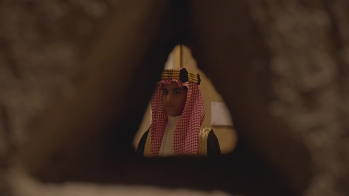 رجل يرتدي الزي السعودي السعودي في قصر المصمك، لقطة من خلال فتحة.