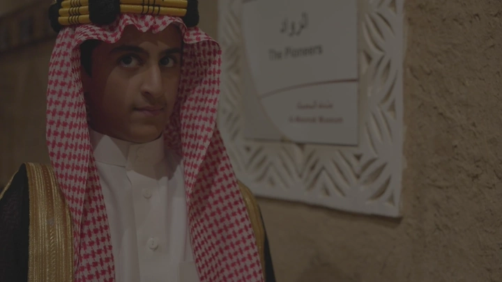 شاب يرتدي الزي السعودي في قصر المصمك في الرياض، لقطة داخلية.