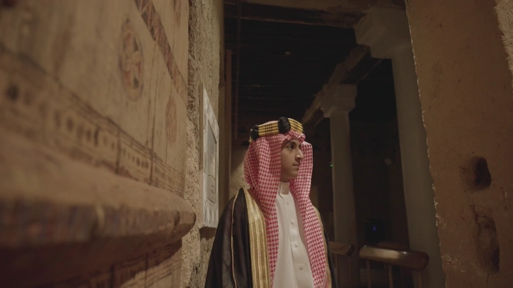 رجل يرتدي الزي السعودي داخل قصر المصمك بالرياض، لقطة داخلية.