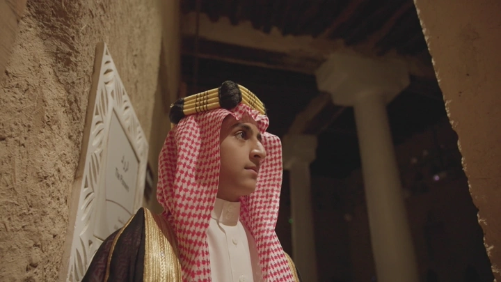 رجل يرتدي الزي السعودي في قصر المصمك بالرياض، لقطة داخلية.