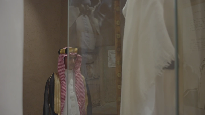رجل يرتدي الزي السعودي في متحف قصر المصمك، لقطة داخلية.