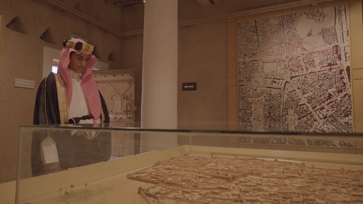 رجل يرتدي الزي السعودي في قصر المصمك بالرياض، لقطة داخلية.