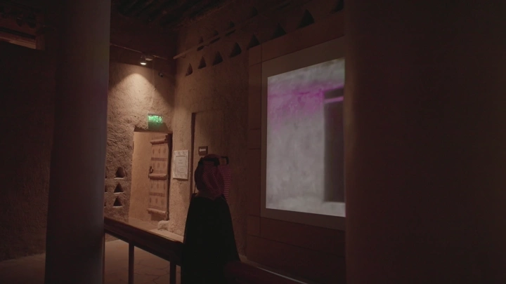 شاب بزي سعودي داخل قصر المصمك بالرياض، تصوير داخلي.