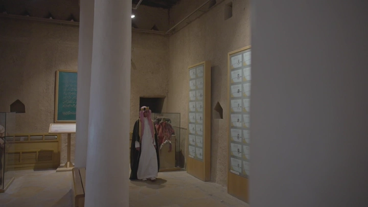داخل قصر المصمك بالرياض، رجل يرتدي الزي السعودي، لقطة داخلية.