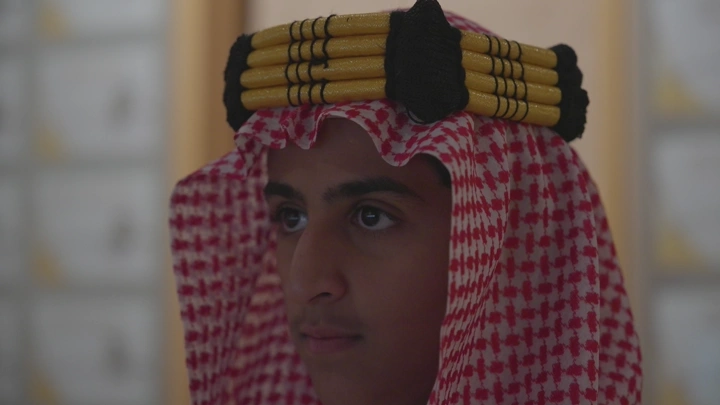 شاب يرتدي الزي السعودي في قصر المصمك، لقطة قريبة.