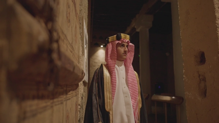 شاب يرتدي الزي السعودي في قصر المصمك، تصوير داخلي.