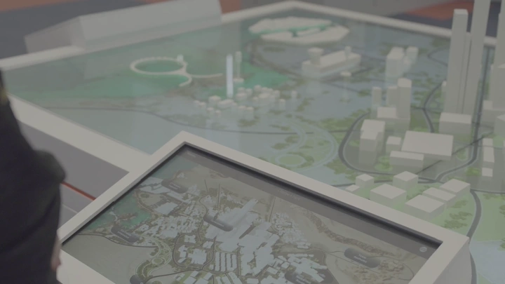 مجسمات مباني مصغرة مع خريطة، لقطة داخلية.