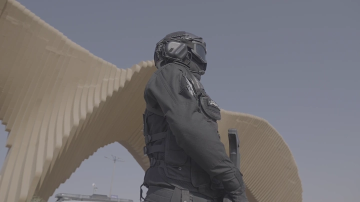 عسكري سعودي أمام بوابة الصقور في ملهم في الرياض، لقطة من الأسفل.