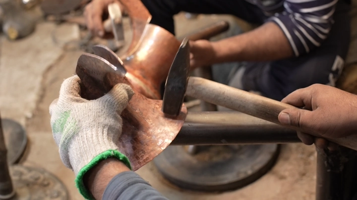 صناعة الدلة النحاسية باليد في ورشة، لقطة مقربة.