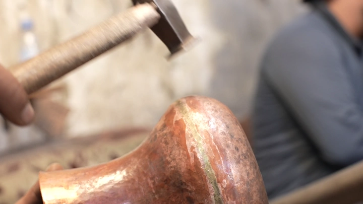 صناعة دلة تقليدية في ورشة حرفية، لقطة مقربة.