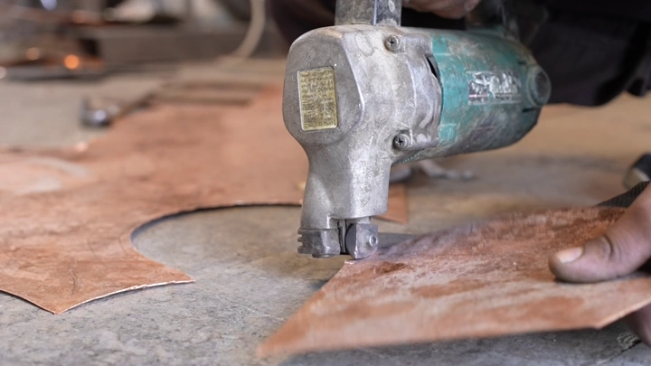 صناعة الدلة في ورشة، لقطة مقربة.