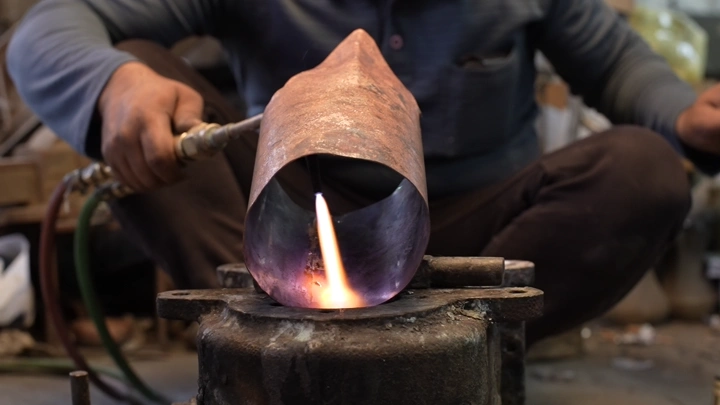 صناعة دلة تقليدية في ورشة، لقطة مقربة.