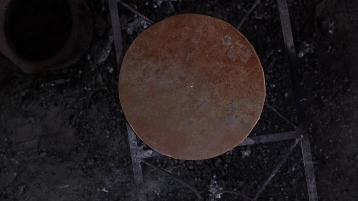 سطح معدني دائري في ورشة، لقطة علوية.