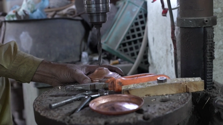 صناعة دلة تقليدية في ورشة عمل، لقطة مقربة.