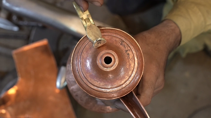 صناعة دلة نحاسية باليد في ورشة، لقطة مقربة.