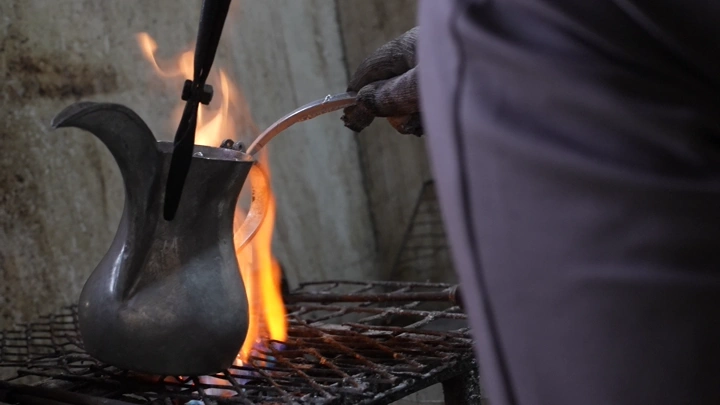 صناعة دلة يدوياً على النار، لقطة قريبة.