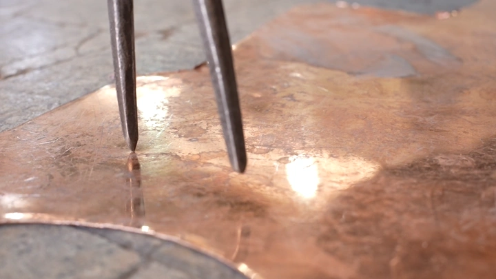 عملية تشكيل النحاس لصناعة الدلة، لقطة قريبة.